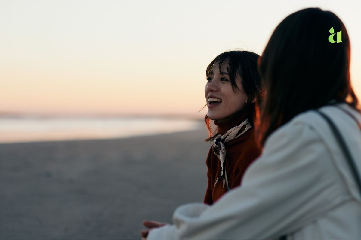 दो पुराने दोस्त हँसते हुए, सच्ची दोस्ती और यादों का प्रतीक चित्र – Aarohi Stories ब्लॉग