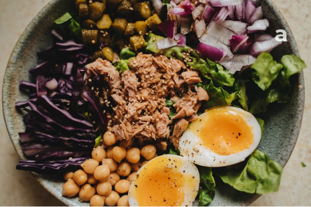 Balanced zinc-rich meal plan featuring eggs, lentils, chickpeas, pumpkin seeds, yogurt, whole grains, and vegetables