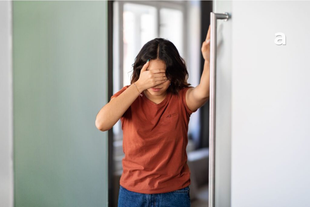 Common signs of dehydration including thirst, dark urine, dry mouth, headache, fatigue and dizziness